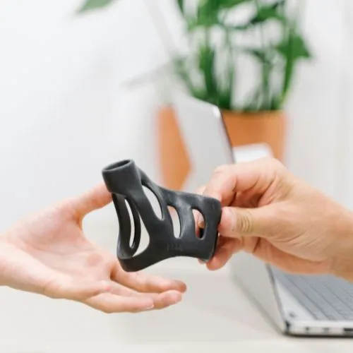 Una mano entrega a otra una pieza hecha con impresión 3D - Alvo 3D Estudio
